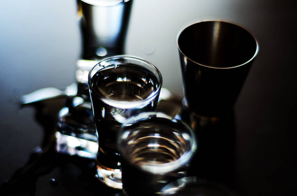 Vodka puro tradicional en vasos sobre fondo negro, bebida fría, vida nocturna
 - Foto, imagen
