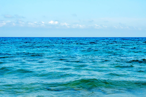 zamknąć z wodą morską, wpływających na piasek na plaży, fale morza spokojnie sypkie piasek, relaksujący widok, czas letni - Zdjęcie, obraz