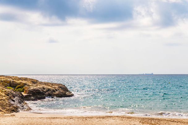 высокая скала над морем, летний морской фон, много брызг волн и камня, солнечный день
 - Фото, изображение
