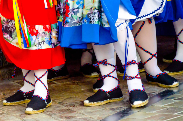 zapatos coloridos tradicionales para disfraces populares en España, zapatos de baile, alpargatas
 - Foto, Imagen