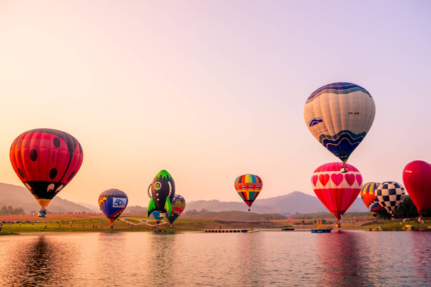 Чіанг Рай, Таїланд - 14 лютого 2018: Більше Сінгха Міжнародний Balloon Fiesta 2018. Барвисті повітряній кулі фестивалю в парку Сінгх в Чіанг Рай - Фото, зображення