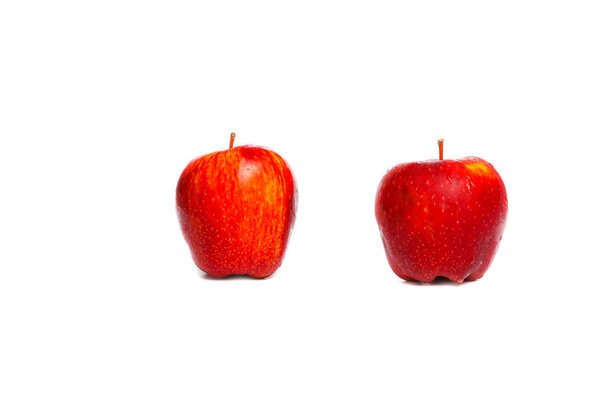 Apfel rot zwei und Wassertropfen auf weißem Hintergrund mit Kopierraum Text hinzufügen - Foto, Bild
