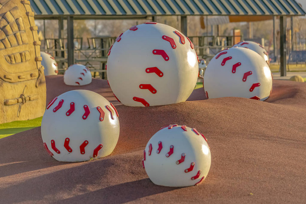 Grote honkballen voor klimmen op speelplaats op een honkbalveld. Dit is gelegen in Saratoga Springs en is gezien bij zonsondergang in de zomer. - Foto, afbeelding
