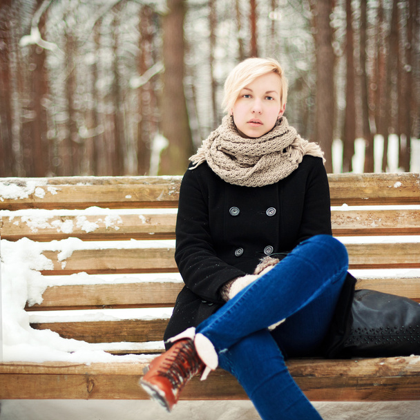 woman sitting on a bench - Foto, imagen