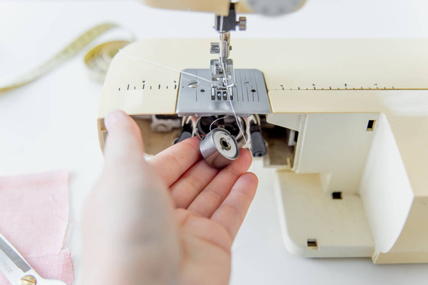 female hands are using a sewing machine - Foto, afbeelding