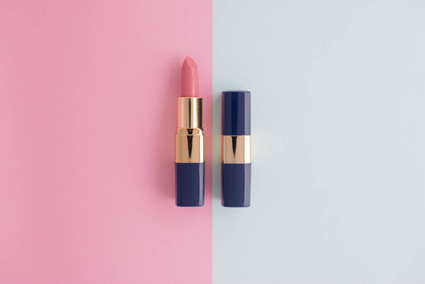 Flat lay concepto minimalista de cosmética femenina creativa para naranja y lápiz labial cercano en el fondo colorido con espacio de copia
 - Foto, imagen