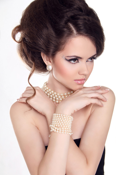 Pearls. Beautiful woman with evening make-up. Jewelry and Beauty - Foto, afbeelding