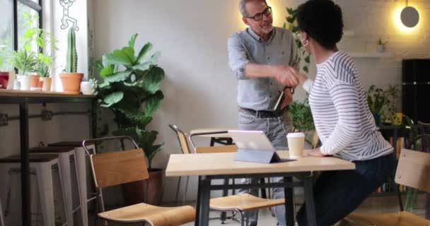 Coworkers having a meeting in a cafe - Video, Çekim