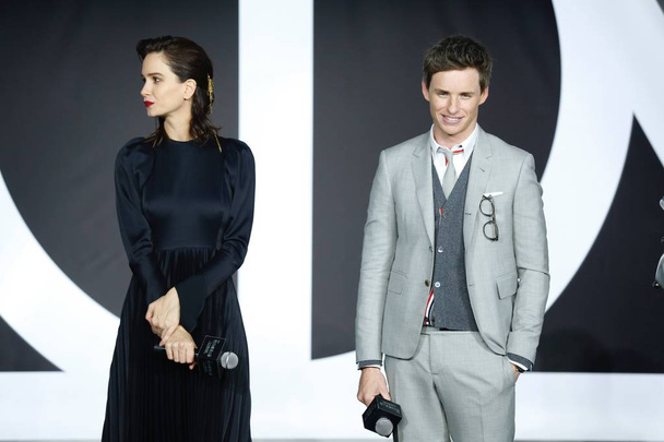 American actress Katherine Waterston, left, and English actor Eddie Redmayne attend a press conference for the movie "Fantastic Beasts: The Crimes of Grindelwald" in Beijing, China, 28 October 2018. - Fotó, kép
