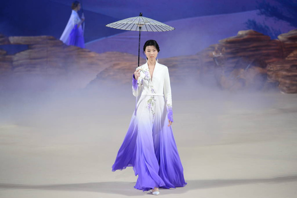 A model displays a new creation at the fashion show of Heaven Gaia by Xiong Ying during the China Fashion Week Spring/Summer 2019 in Beijing, China, 29 October 2018. - Foto, Imagem