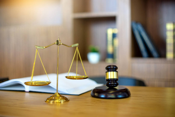 小槌と本バック グラウンド概念法律事務所のテーブルの上のバランス - 写真・画像