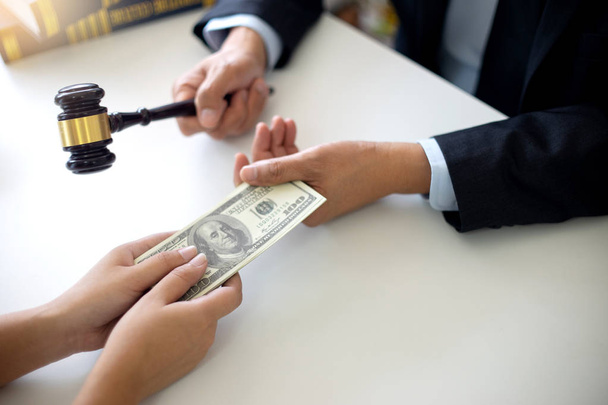 Bíró ügyvéd marok megvesztegetni pénzzel a jogi cég koncepció korrupció - Fotó, kép