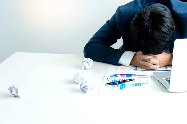 бізнесмен сидить за столом заповнити сумний і головний біль, концепція бізнес провал або проблема
 - Фото, зображення