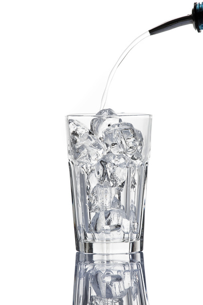 Acqua dolce in vetro, isolata su bianco
 - Foto, immagini