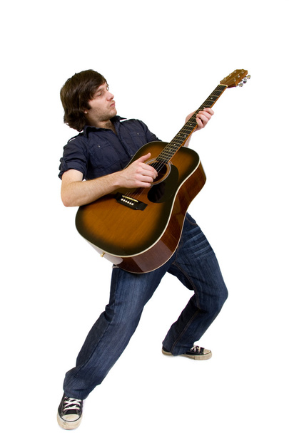 man zijn akoestische gitaar spelen - Foto, afbeelding