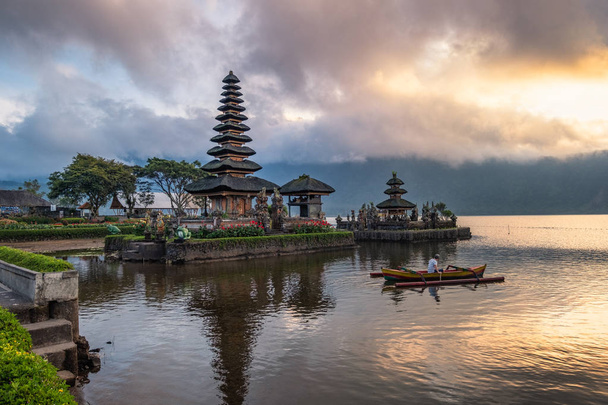 Antigo templo de Pura Ulun Danu Bratan com céu de paddle e nascer do sol de turismo em Bali, Indonésia - Foto, Imagem