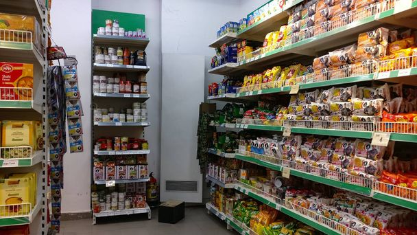 beliebte fmcg-Marken auf dem Gang in einem modernen Lebensmittelgeschäft in einem Einkaufszentrum ausgestellt, delhi, Indien Dezember 2018. die hier gezeigten Produkte sind der Inbegriff von visuellem Merchandising, Regalplatzierung und Verfügbarkeit - Foto, Bild