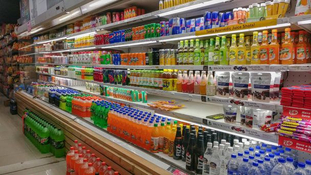 Bebidas frias, sucos, água, refrigerante etc de marcas populares FMCG exibidas em um corredor refrigerado em uma saída de supermercado moderna em um shopping, Delhi, Índia Dec 2018
 - Foto, Imagem