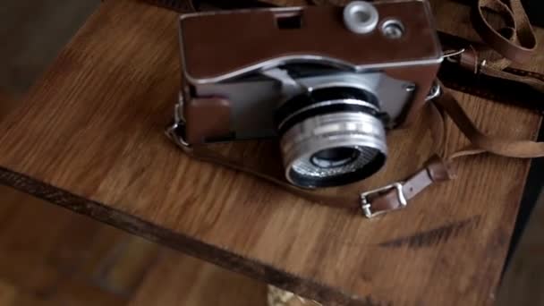 a câmera velha encontra-se na borda da vista de madeira da tabela de cima
 - Filmagem, Vídeo