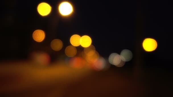 Tráfico de luces Bokeh en la noche en la ciudad
 - Metraje, vídeo
