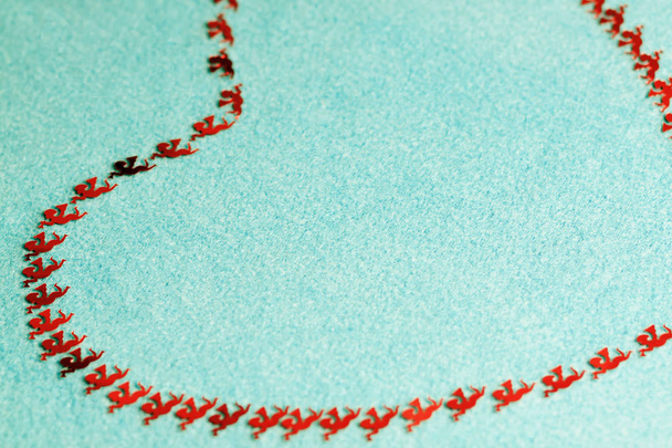 Linhas de coração sobre um fundo azul são feitas de figuras vermelhas dos querubins voadores. Símbolos de amor. Um fundo para o Dia de São Valentim
.  - Foto, Imagem