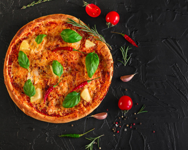Pizza, Ananas, Huhn, Tomatensauce, Gemüse, Basilikum (Pizza-Zutaten). Lebensmittel-Hintergrund. Kopierraum - Foto, Bild