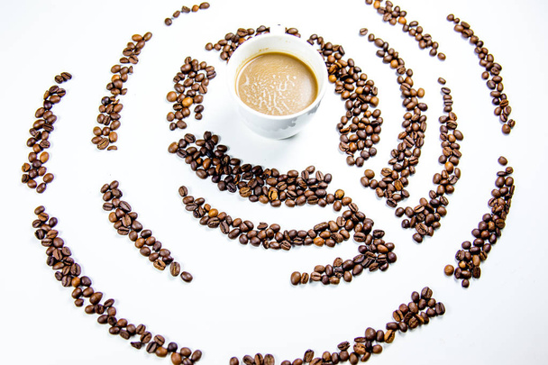 beyaz bir arka plan üzerinde kahve çekirdekleri kompozisyon - Fotoğraf, Görsel