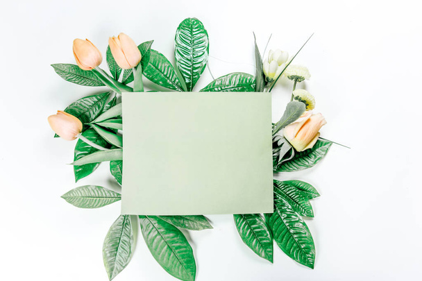 green sticky note with green plant leaves - Foto, Imagen