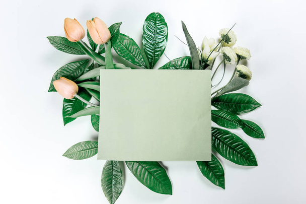 green sticky note with green plant leaves - Foto, Bild