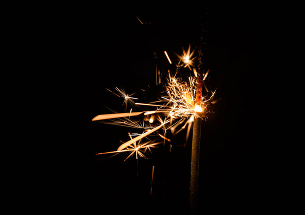 Sparkler burning down in the dark. Selective focus. - Foto, afbeelding