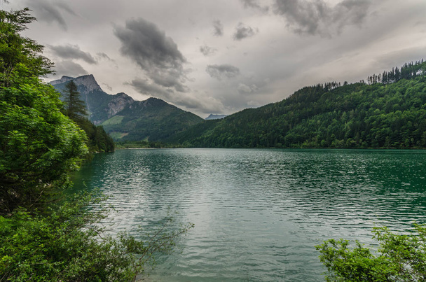 ハイキングしながら自然の山湖 - 写真・画像