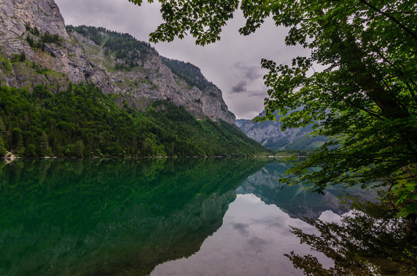 Reflexe s horami u jezera, zatímco pěší turistika - Fotografie, Obrázek