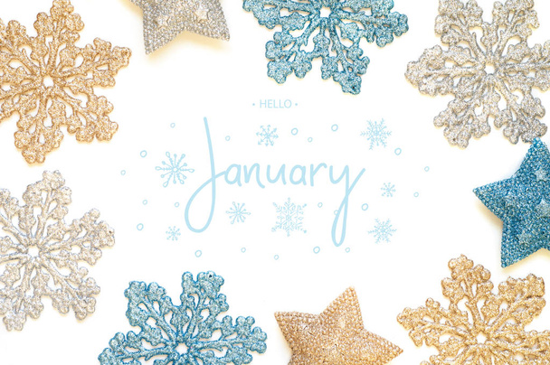 Γεια Ιανουαρίου καλλιγραφία επιγραφή με λαμπρό νιφάδες χιονιού και αστέρια. - Φωτογραφία, εικόνα