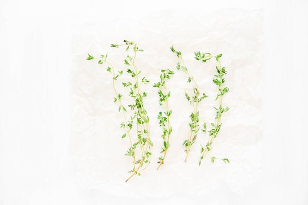 Top view of thyme branches on white paper background - Fotografie, Obrázek