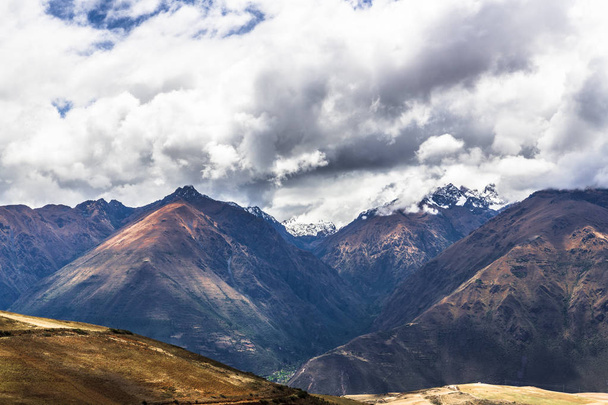 Panorama of the mountain ranges of the Andes mountains in Peru, filmed in the highlands. - Foto, Bild