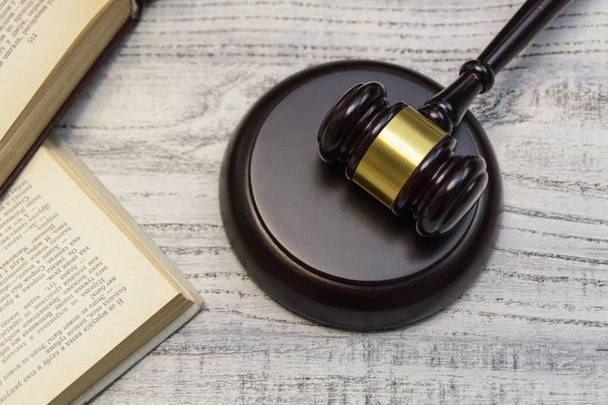 judge gavel on wooden background - Φωτογραφία, εικόνα