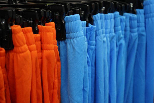 sportkleding hangen van th de waslijn in de sportwinkel. - Foto, afbeelding