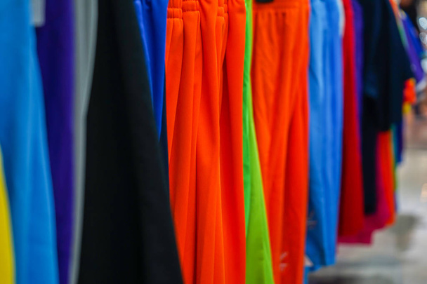 sportovní oblečení pověsit na th prádelní v obchodě sport. - Fotografie, Obrázek