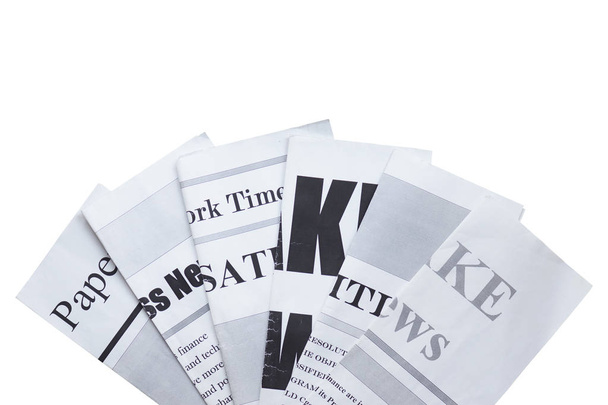      Un paquet de journaux avec des titres et des articles isolés sur fond blanc
                           - Photo, image