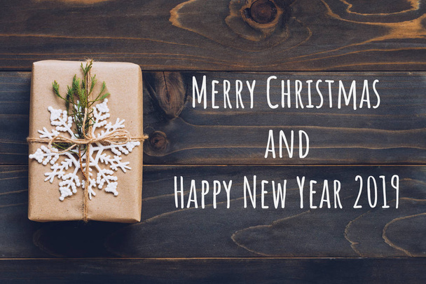 自家製クリスマス ギフト箱や木製のテーブル背景に幸せな新しい年 2019 プレゼント. - 写真・画像