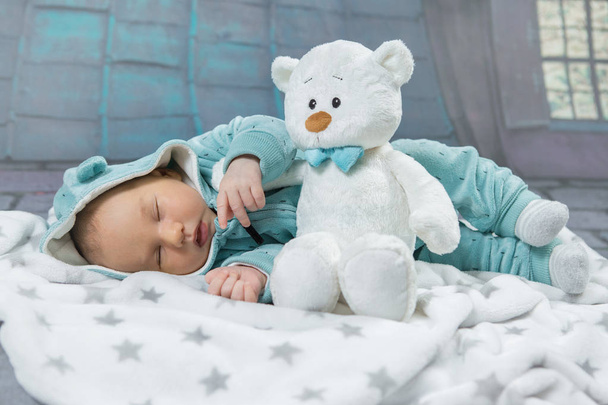 Cute baby boy sleeping with teddy bear in bed - Zdjęcie, obraz