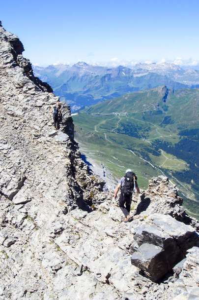 deux alpinistes sur une crête rocheuse étroite et exposée sur la montagne Eiger dans les Alpes suisses près de Grindelwald
 - Photo, image