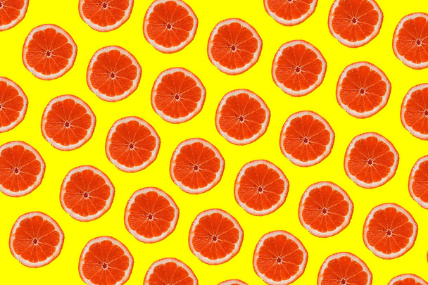 Set roter Grapefruitscheiben auf gelbem Hintergrund, gesunde Ernährung. - Foto, Bild