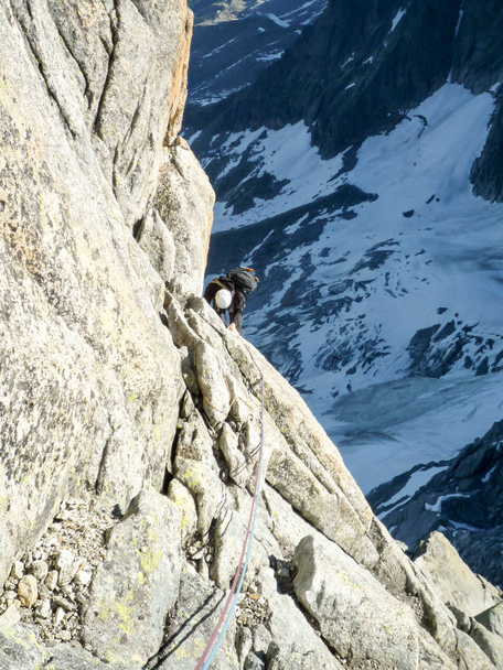 alpiniste sur un sentier d'escalade escarpé dans les Alpes françaises à Chamonix
 - Photo, image