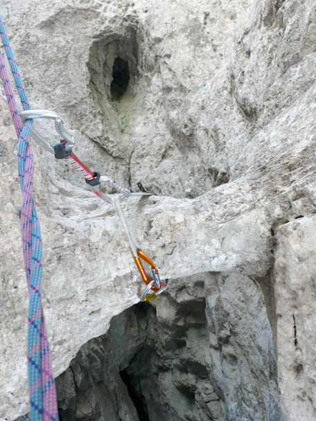 liikkuvan kalliokiipeilysuojan sijoittaminen luonnolliseen ja ilmeiseen kalliotunneliin
 - Valokuva, kuva