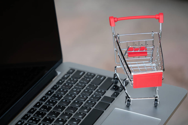 koszyk na laptopie, koncepcja zakupów online - Zdjęcie, obraz