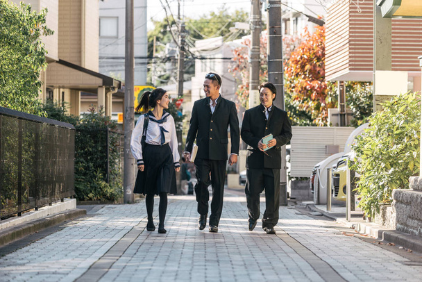Yung japonských studentů s školní uniformu lepení venku - skupina asijských dospívající děti baví - Fotografie, Obrázek