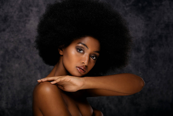 Bir güzellik oturum - bir stüdyoda oldukça afro Amerikalı kadın portresi güzel kız poz renkli arka plan - Fotoğraf, Görsel