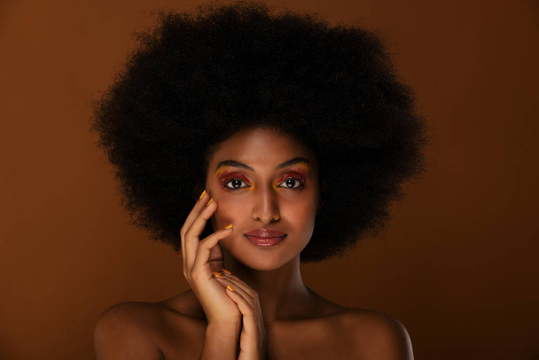 Portrait of pretty afro american woman in a studio for a beauty session - Beautiful girl posing on colored background - Foto, afbeelding