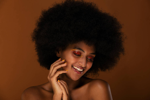 Portrait of pretty afro american woman in a studio for a beauty session - Beautiful girl posing on colored background - Foto, Imagem